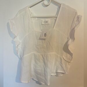 REIGN BOUTIQUE NWT SMOCK NECK RUFFLE TOP